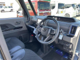 【運転席】座り心地が良いシートなので長時間の運転でも快適にお過ごしいただけます。新品のフロアマットのご注文も可能です。掲載箇所以外にご希望の写真がございましたらお気軽にお問い合わせ下さい。