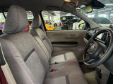 運転席の画像です。足元やシートまわりに余裕があり、リラックスした姿勢で運転が可能です。視界も良好で操作系へのアクセスもしやすく、快適で安心感のあるドライブをサポートします。