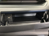 運転席側のインパネアッパーボックスは嬉しい収納!USBソケット付きでスマホの充電もできます!
