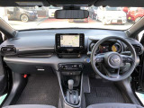 シンプルながら機能性溢れる運転席廻りです。視界性もよく、運転しやすいですよ。