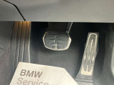【ペダル】BMWはオルガン式アクセルペダルを採用しています。踏み込む足とペダルが同じ軌跡を描くため、かかとがずれにくく、アクセルコントロールがよりしやすくなるメリットがあります。