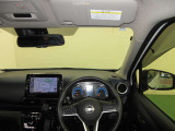 ドライバー目線で、使いやすく安全操作性と良好な視界を実現した運転席です。
