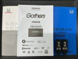 スマートキーは鍵をバッグに入れたままでもドアロックの開閉やエンジンのON・OFFができます。夜間や雨の日も鍵を探さなくて良いので便利です。