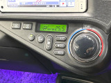 【オートエアコン】一度お好みの温度に設定すれば、車内の温度を検知し風量や温度を自動で調整。暑い&hellip;寒い&hellip;と何度もスイッチ操作をする必要はありません。快適な車内空間には必須の機能ですね♪