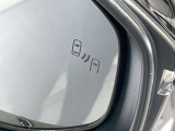 【ブラインドスポットモニター】走行中、ドアミラーの死角になりやすい箇所に後続車が接近するとサイドミラーのレンズに警告を表示!ドライバーに注意喚起をしてくれます。