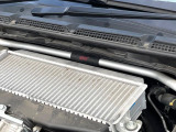 【STIタワーバー】お車の剛性を高めるタワーバーを装備。よりスムーズなコーナリング走行が可能となり、走りも楽しめます。
