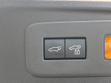 【パワーバックドア】スマートキーや運転席のボタンを押すだけでリアゲートが自動で開閉します!荷物を持っている時や、高い位置にあるバックドアを閉める際に便利な機能です♪