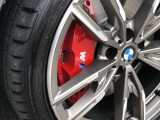 Mスポーツ・ブレーキ! Mのロゴがあしらわれた赤色のMスポーツ・ブレーキはダイナミックなパフォーマンスに相応しい、優れた制動力を発揮します。