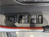 パワーウィンドウのスイッチですよ。 運転席に居ながら窓を開け閉めのコントロールできますよ。 ロック機能で、子供がイタズラして窓を開けるという事も無くなりますよ。