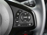 【アダプティブクルーズコントロール】ステアリングのスイッチを操作するとミリ波レーダーで先行車との距離を測定。設定を適切に保ちながら加速・減速、さらに停止まで自動に追従します。
