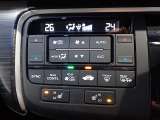 運転席からも手が届きやすく、操作しやすい空調コントロールパネル。オートエアコンなので操作の煩わしさが無くオールシーズン快適にドライブできます。快適空間で運転に集中できますね。