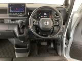 【ハンドル】運転にかかわる様々な操作を安全に行えるように視点移動が少なく操作性に配慮されたスイッチ類が凝縮されたコックピットです。