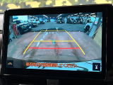 【バックカメラ】駐車時に後方がリアルタイム映像で確認できます。大型商業施設や立体駐車場での駐車時や、夜間のバック時に大活躍!運転スキルに関わらず、今や必須となった装備のひとつです!