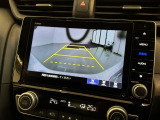 リバースギアに入れるだけで後方の表示へ切り替わります。夜間や雨の日の駐車も楽になりますよ。