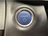 エンジンスタートボタンです。キーが車内にあれば、エンジンの始動・停止はブレーキを踏んでスイッチを押すだけ!キーを取り出す手間を省き、ワンプッシュでエンジンを操作するので簡単でスムーズです。