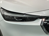 LEDヘッドライトは、点灯の瞬間から最大光量を発揮し、突然暗くなるトンネルなどでの安定感を高めます。