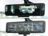 スマートルームミラーは、車両後方に設置されたカメラの映像を、ルームミラーに映し出すことで、死角をなくし、安全性を向上させることができます。また、夜間や雨天時でも、クリアな映像を映し出すことができます。