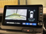 リバースギアに入れるだけで後方の表示へ切り替わります。夜間や雨の日の駐車も楽になりますよ。