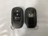 スマートキーを装備しています。鍵を差し込むことなくドアロックの開け閉めと、スタートボタン操作でのエンジンスタートができます。ボタン操作でトランクが開けられる電動テールゲートのボタンもついています。