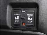 【両側電動スライドドア】ボタンを押すだけで両側のスライドドアの開閉が可能。もちろんキーからの操作も可能。お子様を抱いている時・両手いっぱいの荷物を持ってる時など非常に役立ちます。