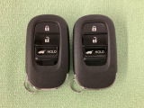 スマートキーを装備しています。鍵を差し込むことなくドアロックの開け閉めと、スタートボタン操作でのエンジンスタートができます。ボタン操作でトランクが開けられる電動テールゲートのボタンもついています。