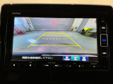 リバースギアに入れるだけで後方の表示へ切り替わります。夜間や雨の日の駐車も楽になりますよ。