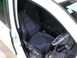 程よい硬さとホールド性が高いシートで長時間運転も快適です。