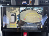 【パノラミックビューモニター】クルマを真上から見下ろした視点で駐車をサポートします!クルマの斜め後ろや真横など、いち早く障害物に気が付くことができます。