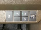 ハンドルの右側にはヘッドライトレベライザーとHondaセンシング用のメインスイッチがついています。ヘッドライトレベライザーは道路状況や積荷の加重に応じてライトの高さを調節できます。