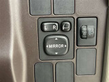 日本の駐車場は幅が広くないところが多くて、乗り降りが大変だったりしますよね。電動ミラーがあれば、室内でミラーをたためるので、駐車するときも便利ですね。