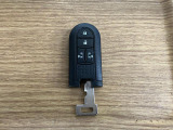 【スマートキー】 スマートキーを携帯していれば、ドアハンドルのボタンを押すだけでロックの解除ができます。