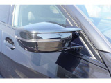 LEDウインカーとカメラを内蔵。スタイリッシュなデザインに、安全運転を支える機能を備えます。