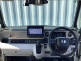 運転席周りです。カップホルダーや小物の収納などは必須ですよね!!使い勝手の良いつくりになっております!!