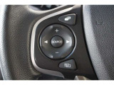 ハンドル左部分でオーディオ操作が可能。そのため、運転中でも目線をずらさずに安全運転♪スマートフォンを接続してハンズフリー通話も可能です。