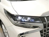 LEDヘッドライトです。デザイン性がよくとても明るいので、夜間の走行や悪天候でも安心です。しかも長寿命!
