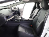 高いホールド性で運転姿勢が安定します。長距離ドライブでも疲れにくいのが魅力です。快適なドライビングライフをお送りください♪