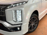 【LEDヘッドライト】悪天候や夜間走行時も良好な視界を確保し安心して運転できる高輝度LEDヘッドライトを装備!点灯速度が早く、消費電力も抑えられています。