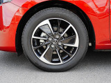 標準装備の純正16インチアルミホイール。タイヤサイズは185/60R16です。