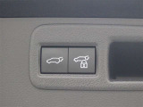 運転席およびバックドアのスイッチ、または電子キーの操作で、バックドアの自動開閉や一時停止が行えます。手動で閉める場合には、イージークローザーが機能し、しっかり閉じるようサポートします。