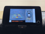 真上から見下ろしたような視点で車とその周囲を確認出来る画面と、車両後方を映し出すバックモニター画面の2つを表示してくれます。