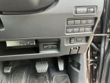 運転席右下の操作しやすい位置に各種設定ボタンがあります