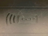 ●置くだけ充電:対応スマートフォンを置くだけでワイヤレスでの充電が可能です!