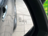 【ブラインドスポットモニター】走行中、ドアミラーの死角になりやすい箇所に後続車が接近するとサイドミラーのレンズに警告を表示!ドライバーに注意喚起をしてくれます。