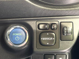 【電動格納ミラー】サイドミラーは電動格納式となっており、狭い駐車場でもキズがつくリスクを抑えられます。