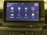 セレクトレバーの右に電子制御パーキングブレーキがあります。スイッチひとつで、停車した地点の傾斜などをシステムが検知・判断してブレーキ力を自動的に最適制御し、しっかり停車できるパーキングシステムです。
