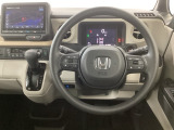 【ハンドル】運転にかかわる様々な操作を安全に行えるように視点移動が少なく操作性に配慮されたスイッチ類が凝縮されたコックピットです。