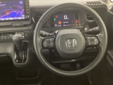 【ハンドル】運転にかかわる様々な操作を安全に行えるように視点移動が少なく操作性に配慮されたスイッチ類が凝縮されたコックピットです。
