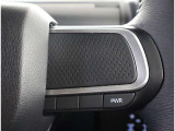 運転中、オーディオの操作をしてて、ハッとしたことはありませんか?ステアリングスイッチは、運転中でもハンドルでオーディオの操作が可能です。