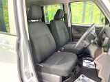 運転席まわりには十分なスペースがあり、大柄な方でもゆったり運転していただける環境です。