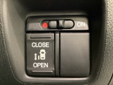 左側電動スライドドアは運転席からでも操作ができるように、ハンドル付近に開閉の操作スイッチが付いています。